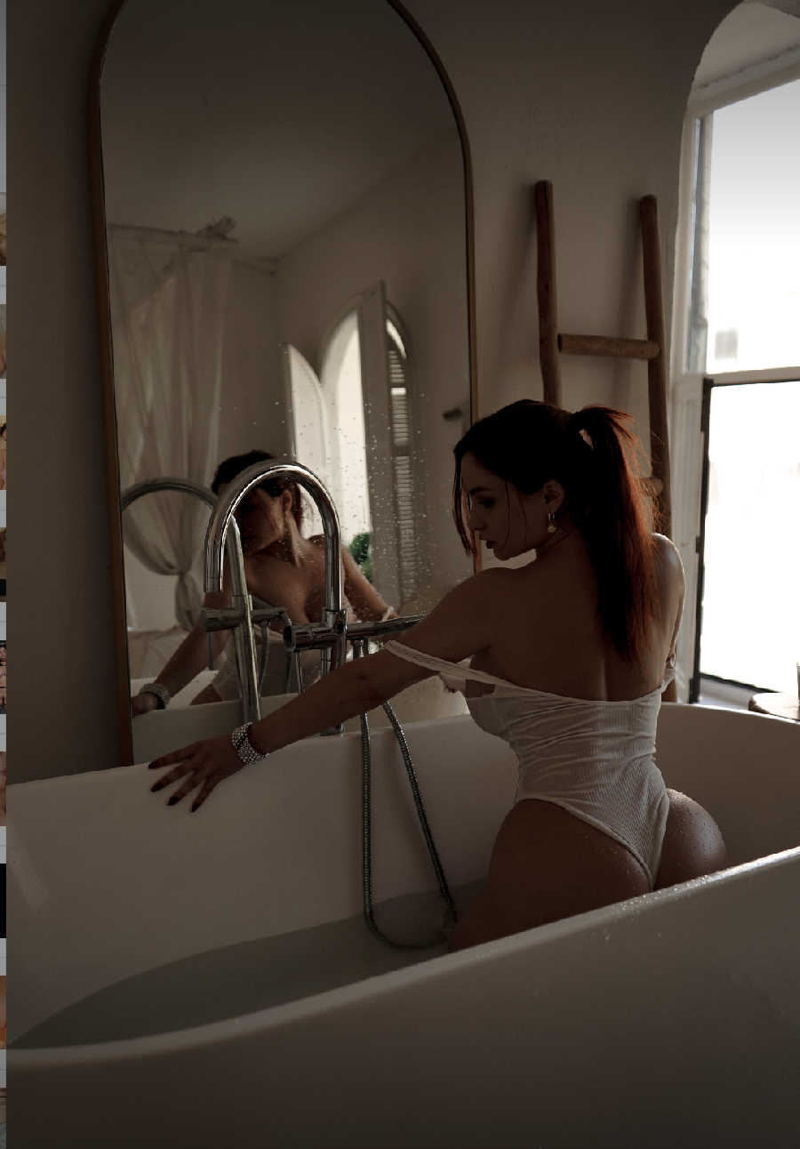 A playful frame from Miranda Faith nude — online in Mersin