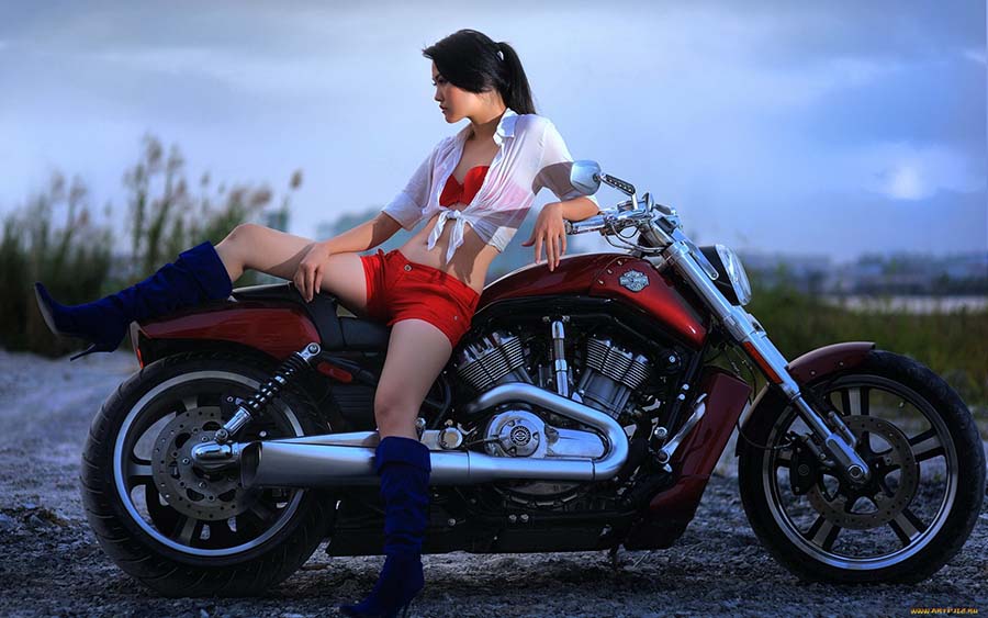 Beautiful girls and motorcycles in Mersin