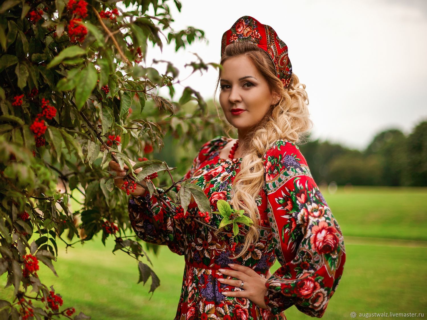 Women in Slavic costumes in Mersin