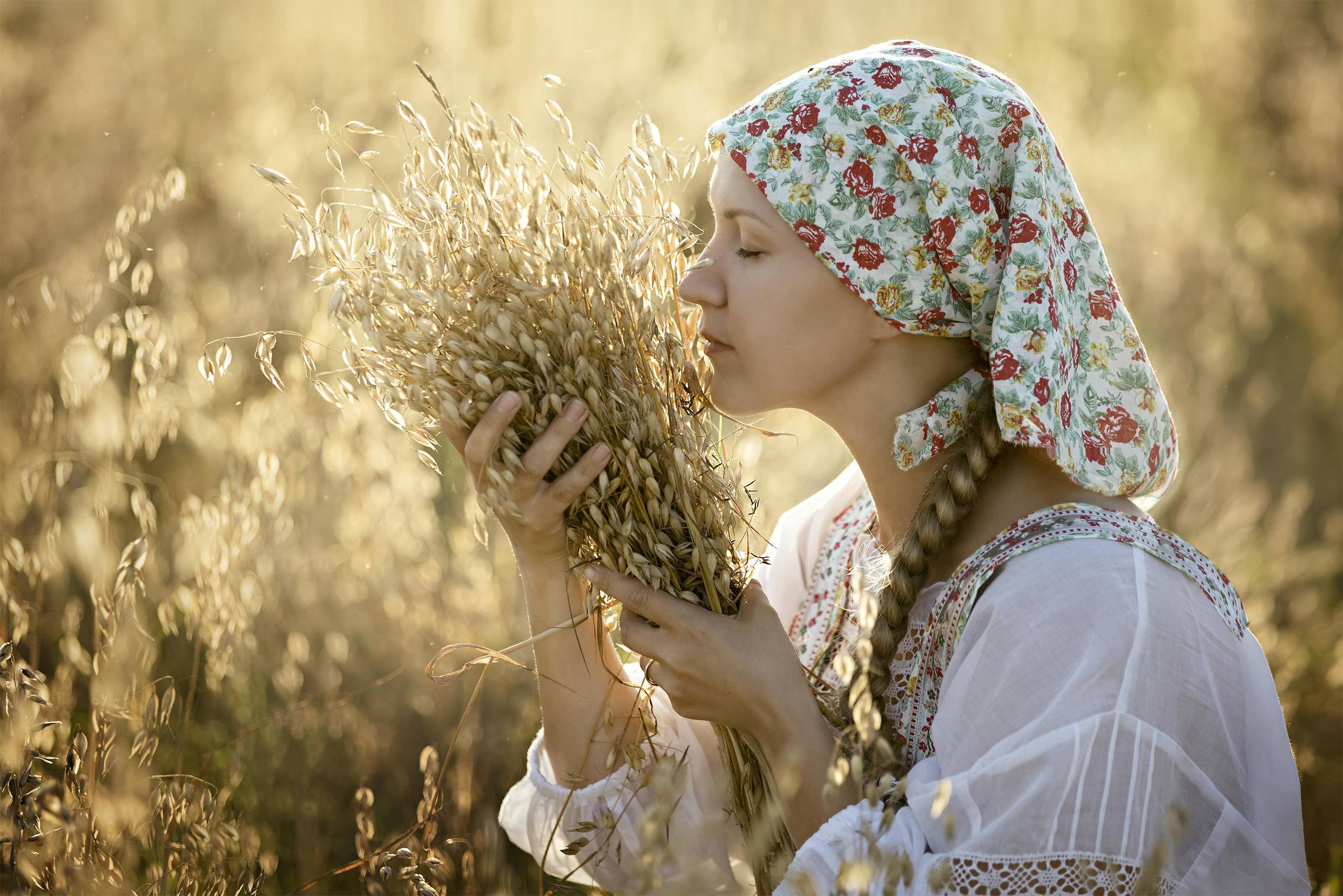 Photo Women in Slavic costumes in Mersin