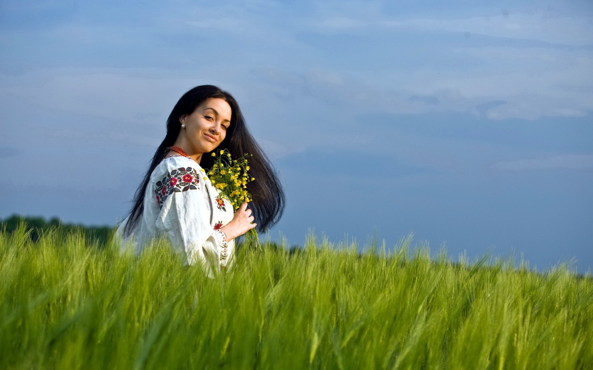 Girls in Slavic costumes in Mersin