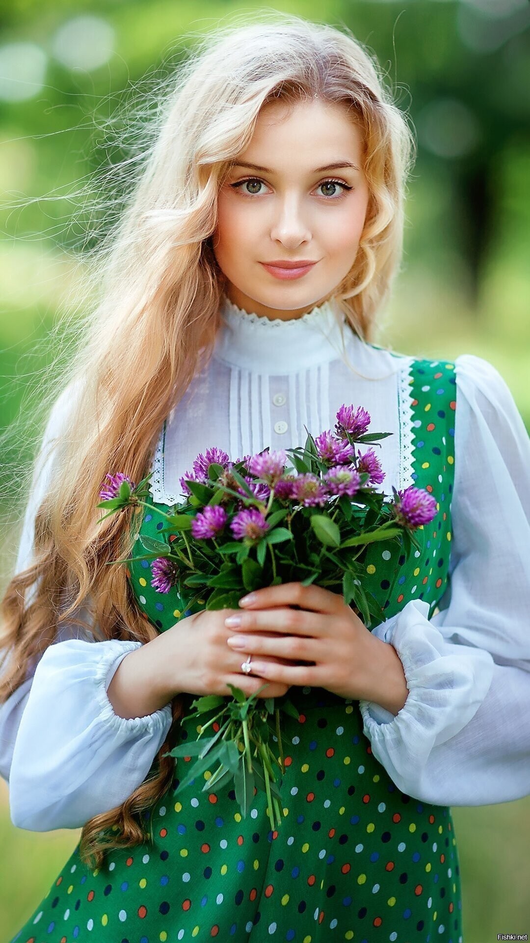 Girls in Slavic costumes in Mersin