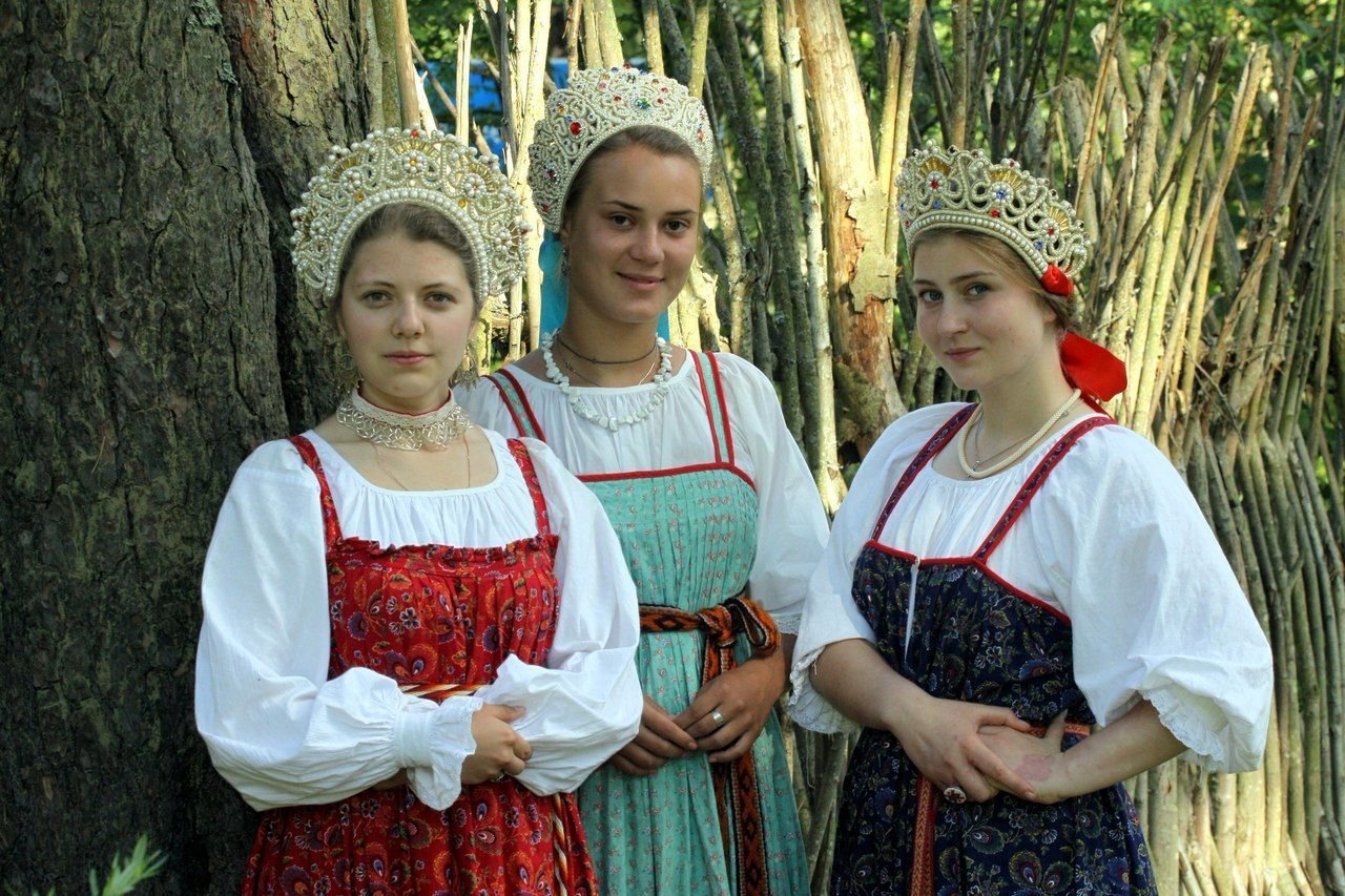 Sexy model Girls in Slavic costumes in Mersin
