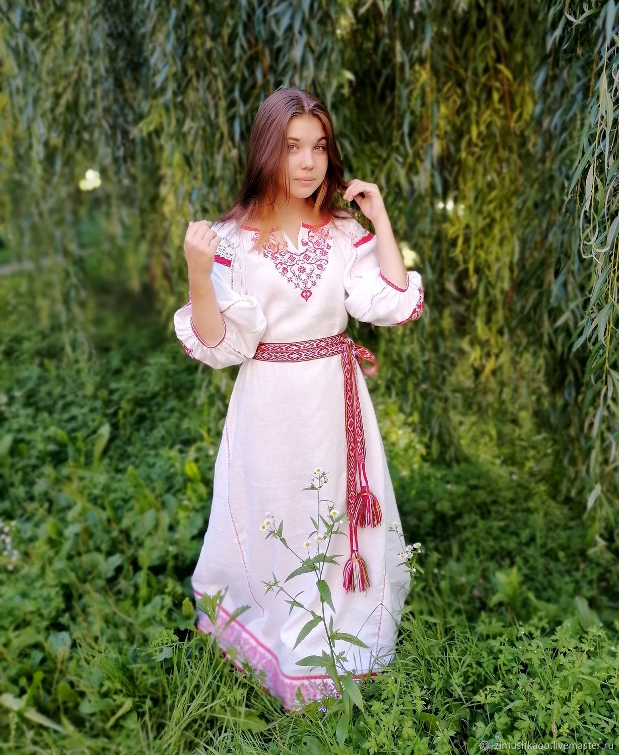 Girl Girls in Slavic costumes in Mersin