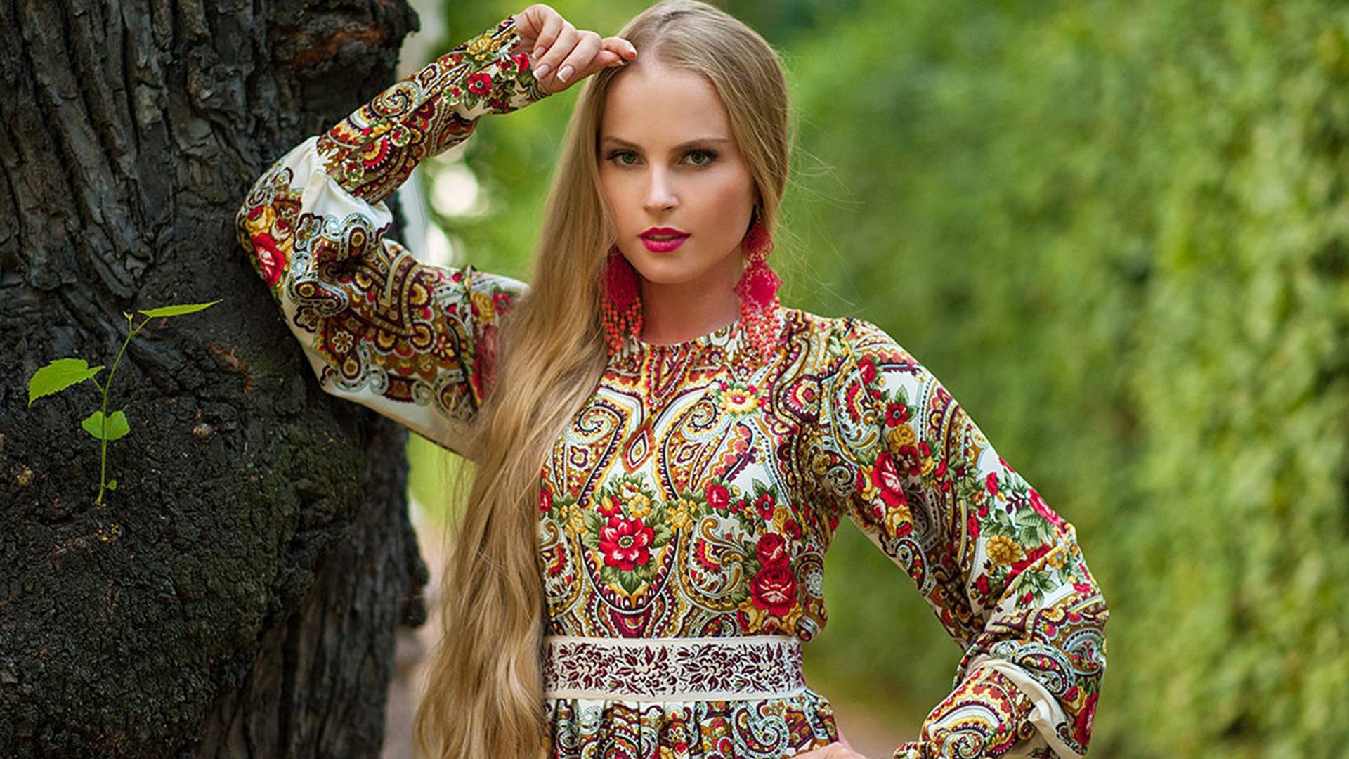 Girls in Slavic costumes in her underwear in Mersin